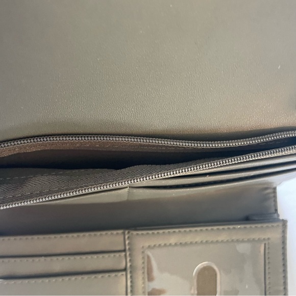 Universal Thread Wallet.Never used. Small Flaw from storage.See pics 4 flaw/meas - Picture 9 of 9